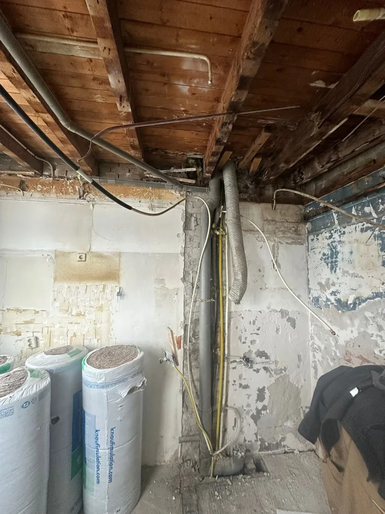 Geopende constructie tijdens de renovatie
