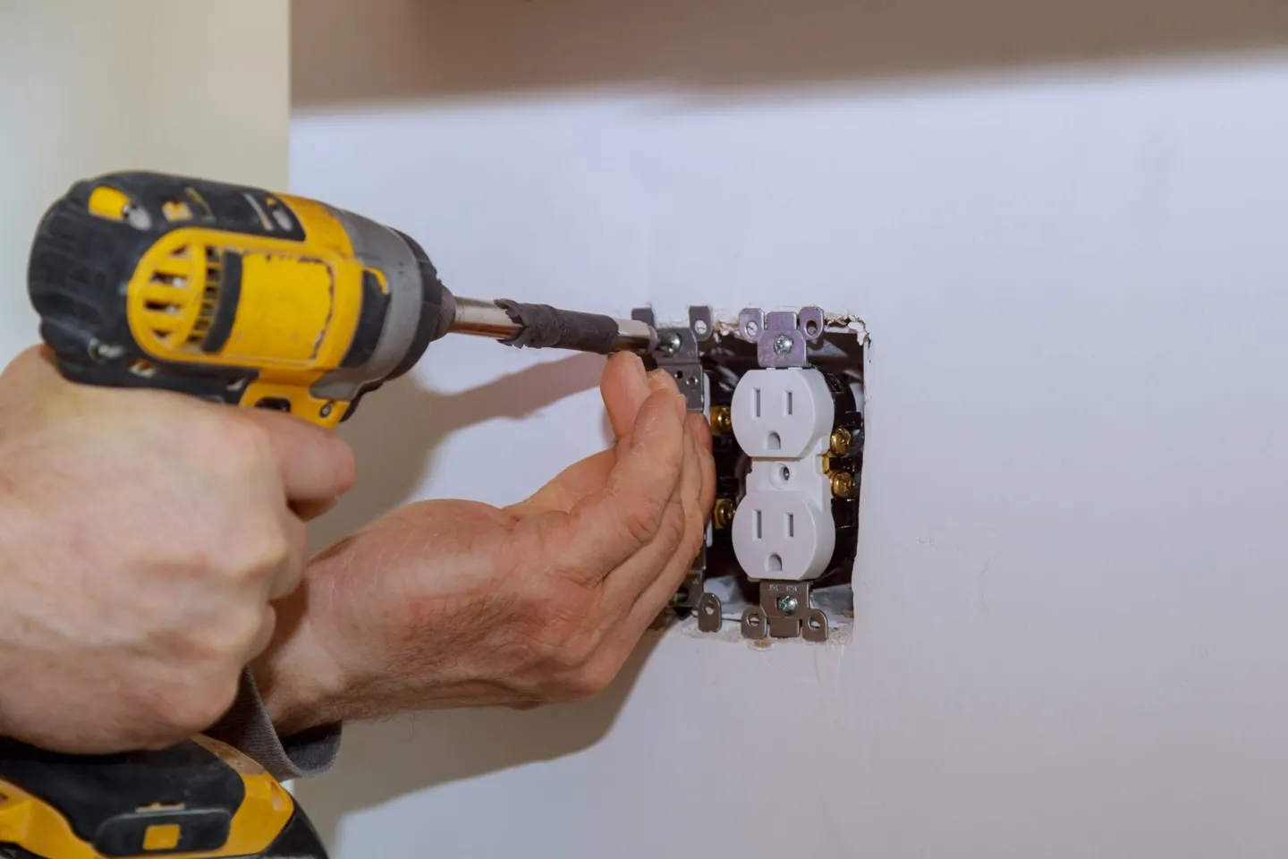 Elektricien installeert wandcontactdoos