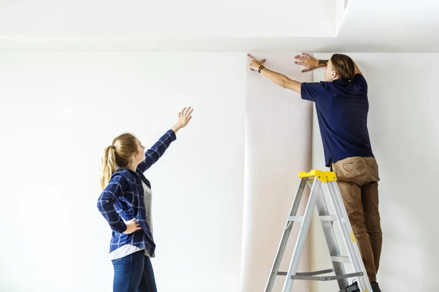 koppel-behang-aan-het-uitzoeken-scaled