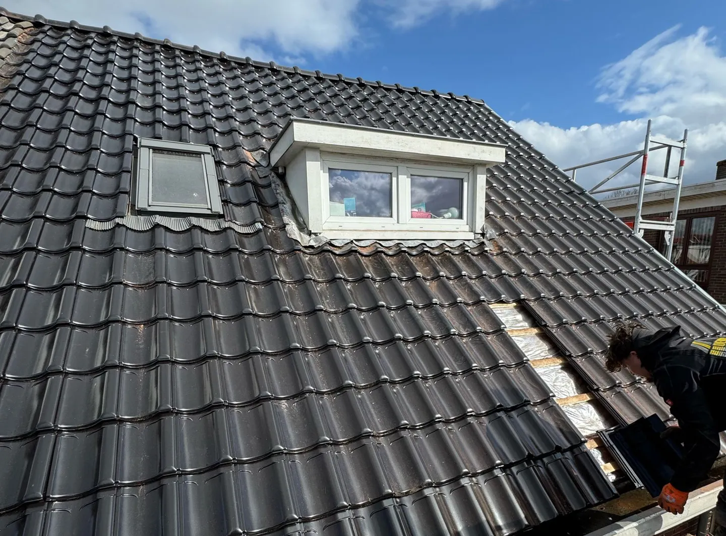Dakbedekking schuin dak Amsterdam afronding laatste dakpannen