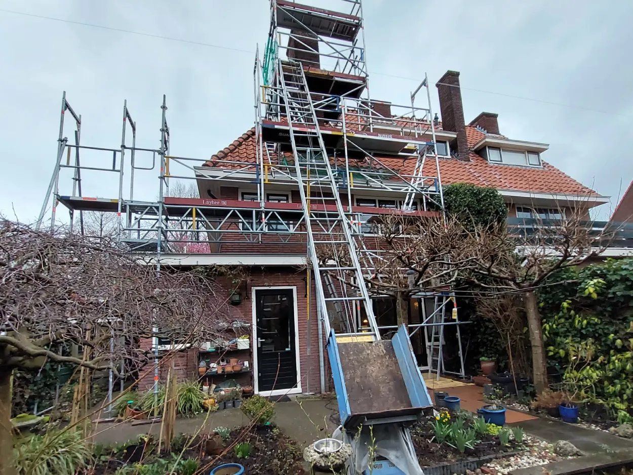Schoorsteen verwijderen met schuif en steiger