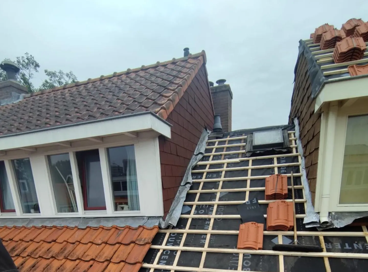 Dakpannen aan het plaatsen op rails