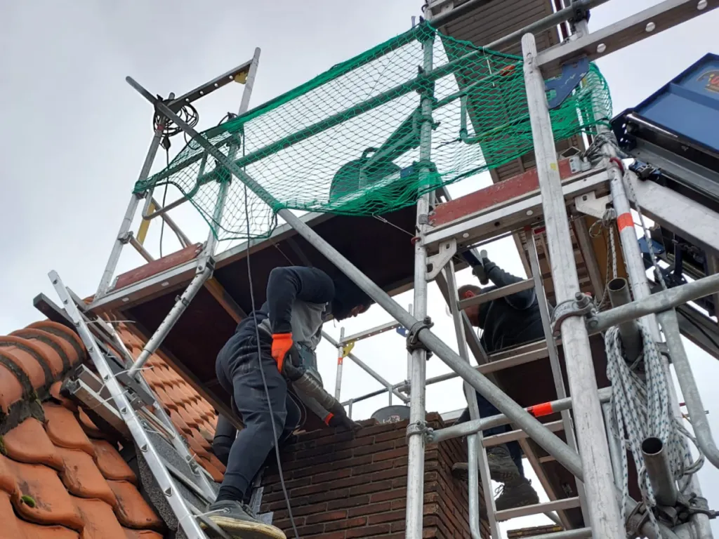 Schoorsteen verwijderen met stellage